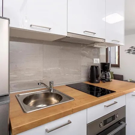 In With Kitchen Pinezici (Krk)